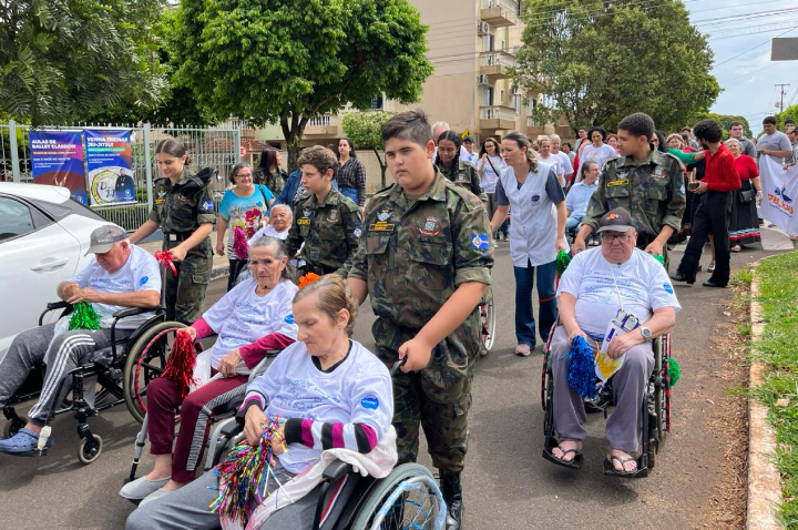 Caminhada por respeito, atenção e cuidados marca Dia do Idoso