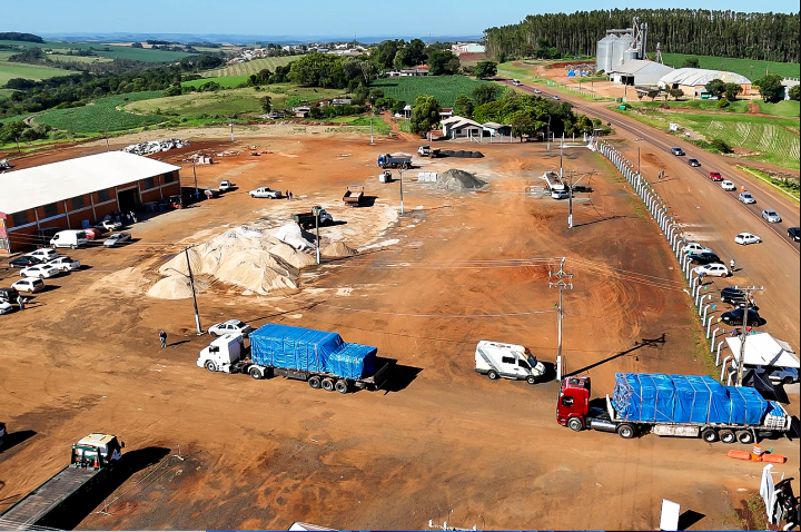 Emoção marca a chegada das primeiras casas pré-moldadas a Rio Bonito do Iguaçu.