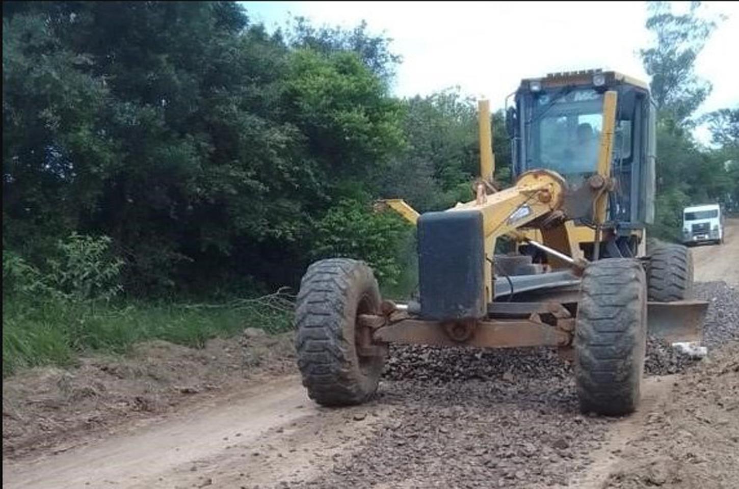 Equipes da Prefeitura de Santa Maria trabalham na recuperação de vias de solo exposto na área urbana e nos distritos