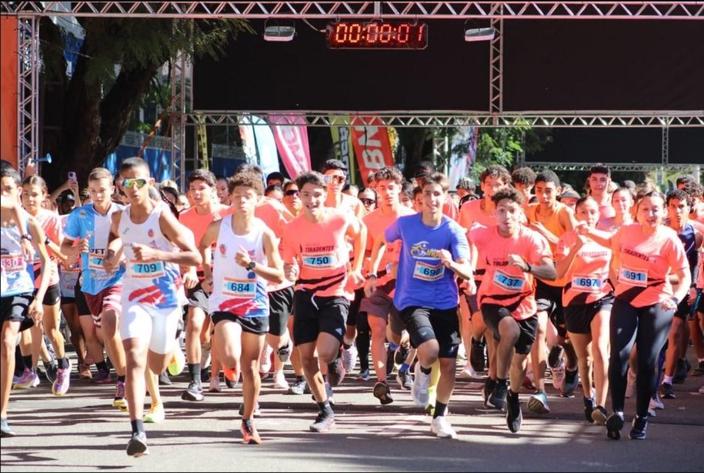 Prova Rústica Tiradentes reúne 6 mil participantes abrindo as comemorações do aniversário de 77 anos de Maringá