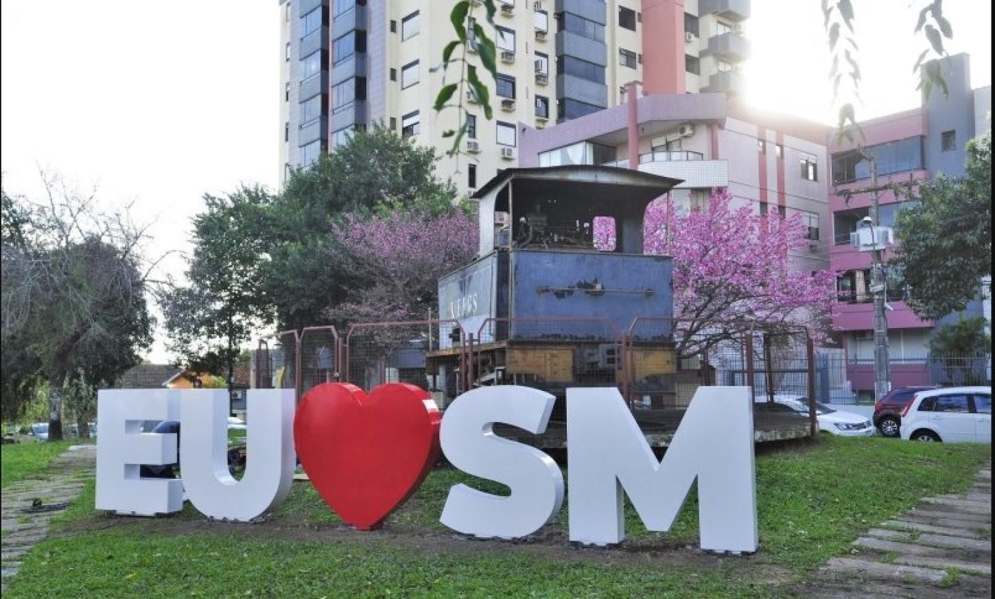 Letreiro Eu amo SM passa por restauro e é reinstalado pela Prefeitura no Largo da Locomotiva
