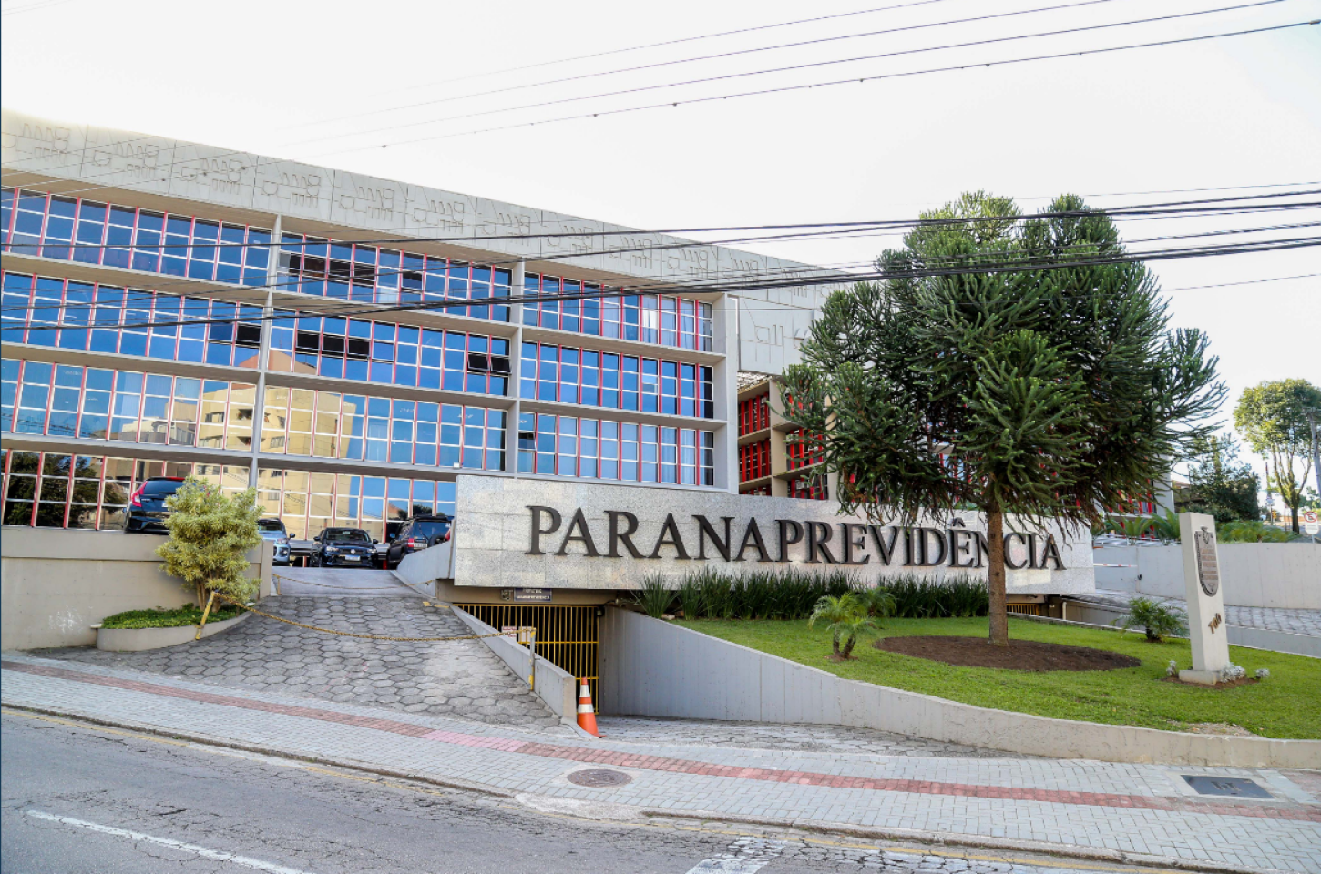 Aposentados e pensionistas devem fazer recadastramento na Paraná previdência.