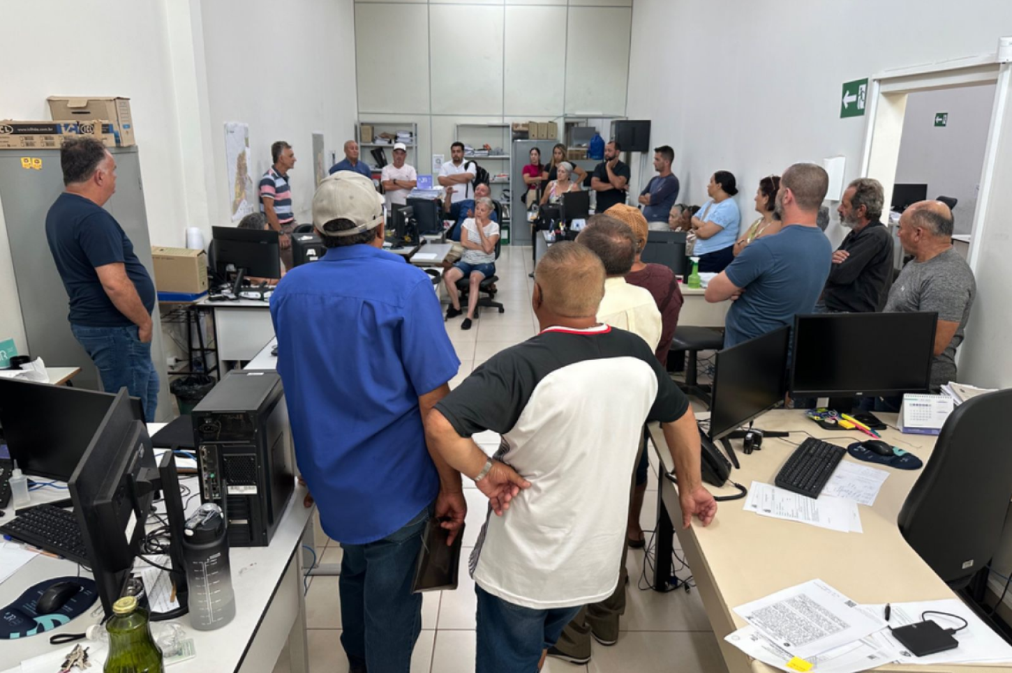 Prefeito de Sarandi realiza reunião para resolver problema de moradores das casas do DER.