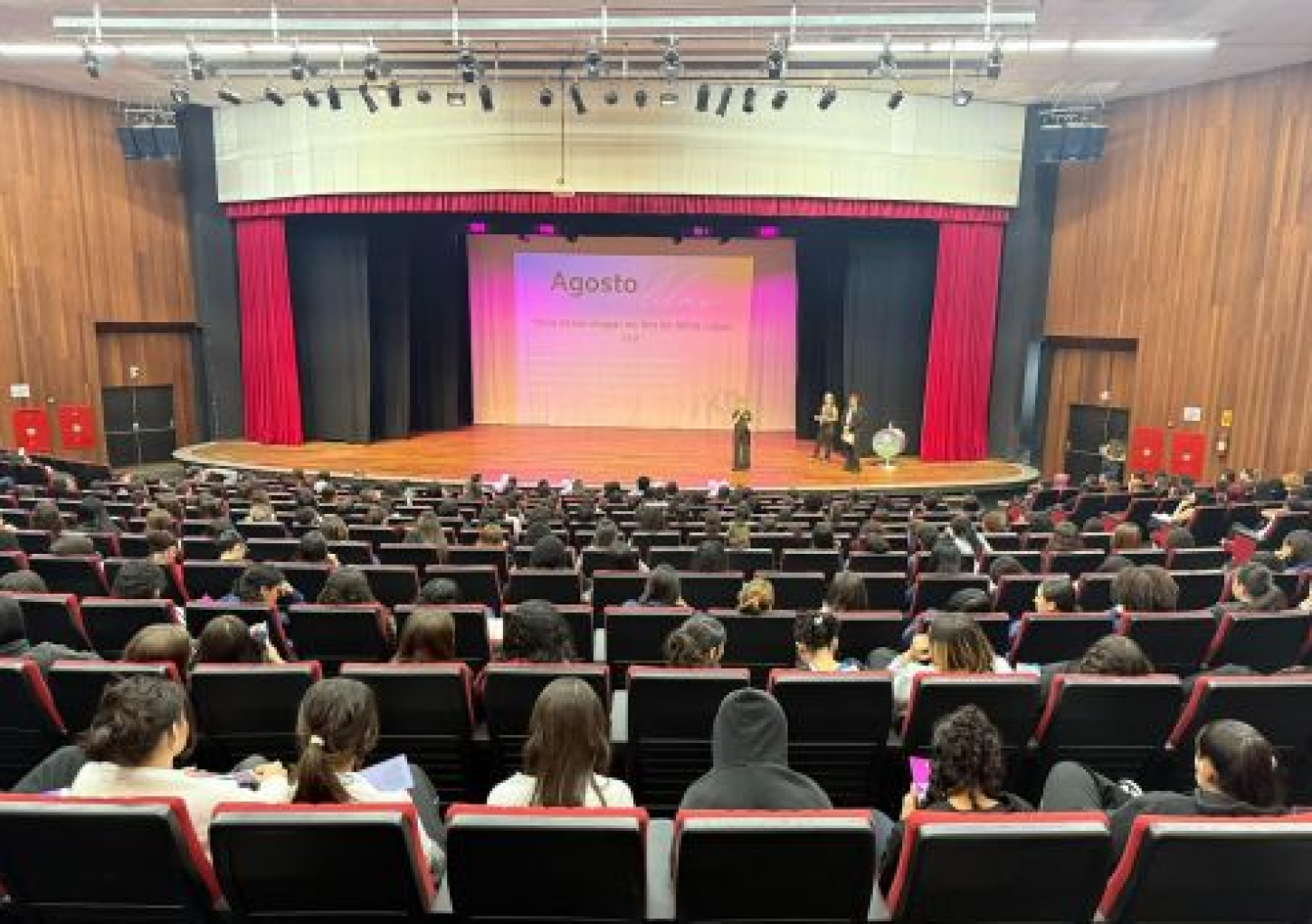 Palestra do Agosto Lilás reúne adolescentes no Cine Teatro de Marialva.
