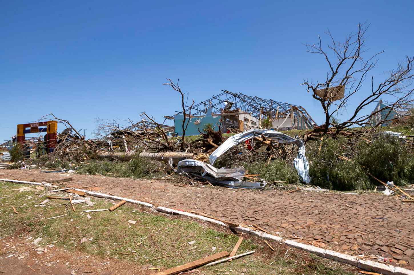 Decreto agiliza reconstrução de escolas e espaços públicos atingidos por tornado