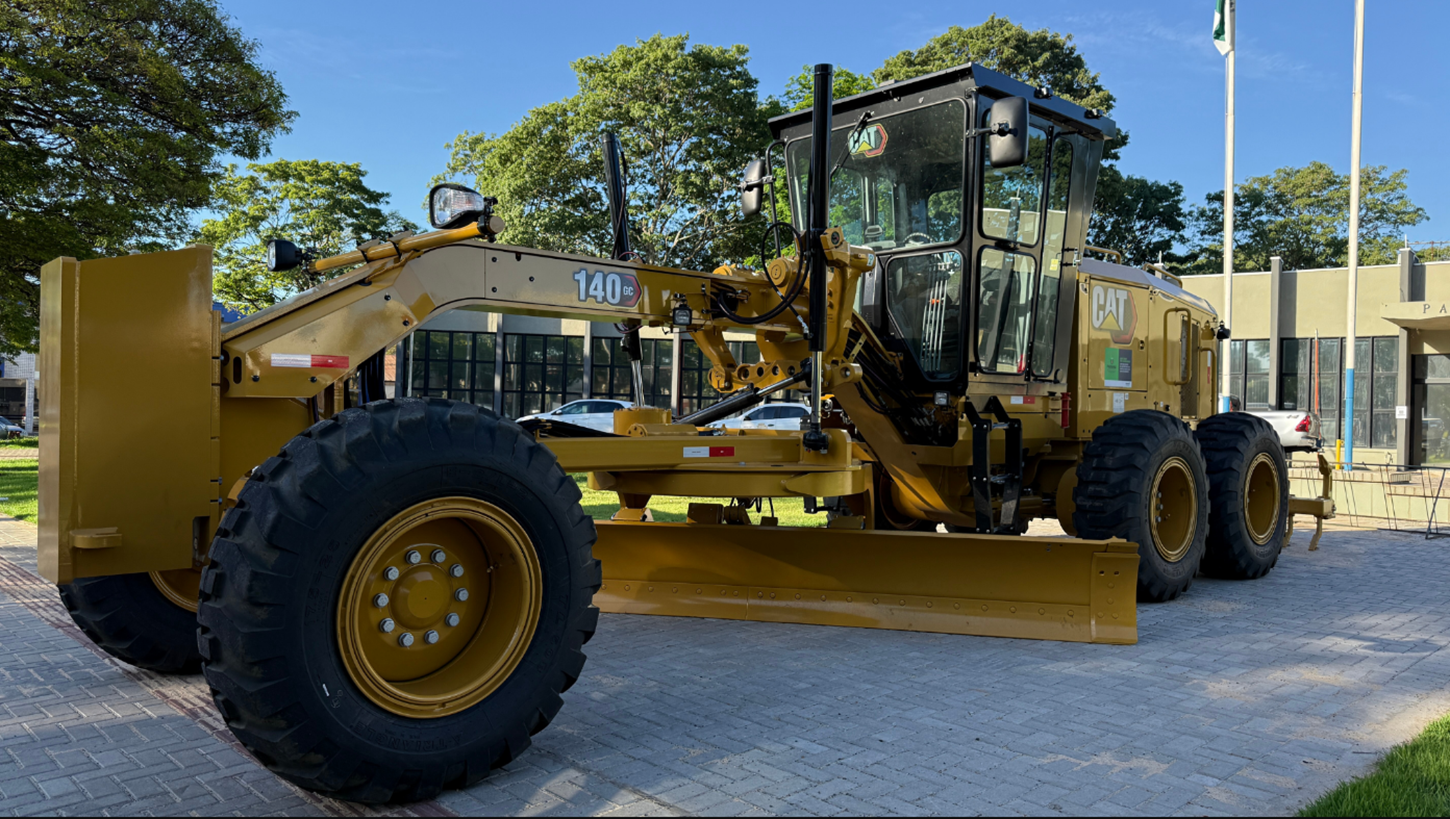 Nova Esperança recebe nova motoniveladora para melhorar serviços prestados