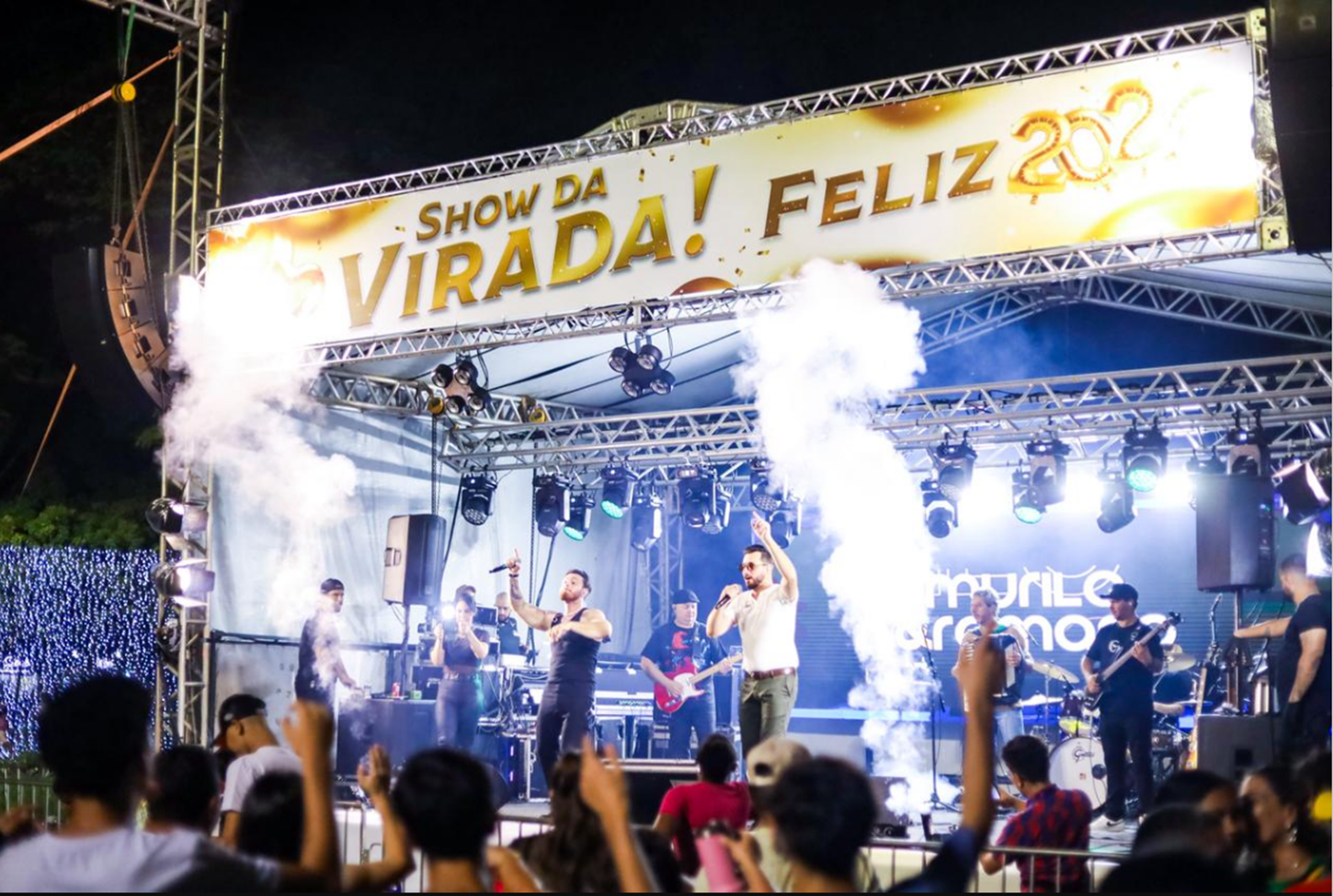 Com praça cheia, show de Murilo e Romário no distrito de Iguatemi abriu programação de réveillon em Maringá
