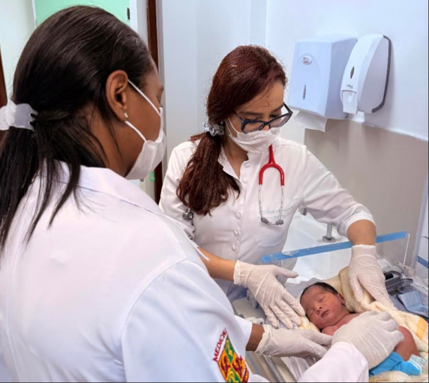 Neonatologista brasileira se destaca ao ensinar técnica que pode salvar vidas de bebês sem uso de aparelhos