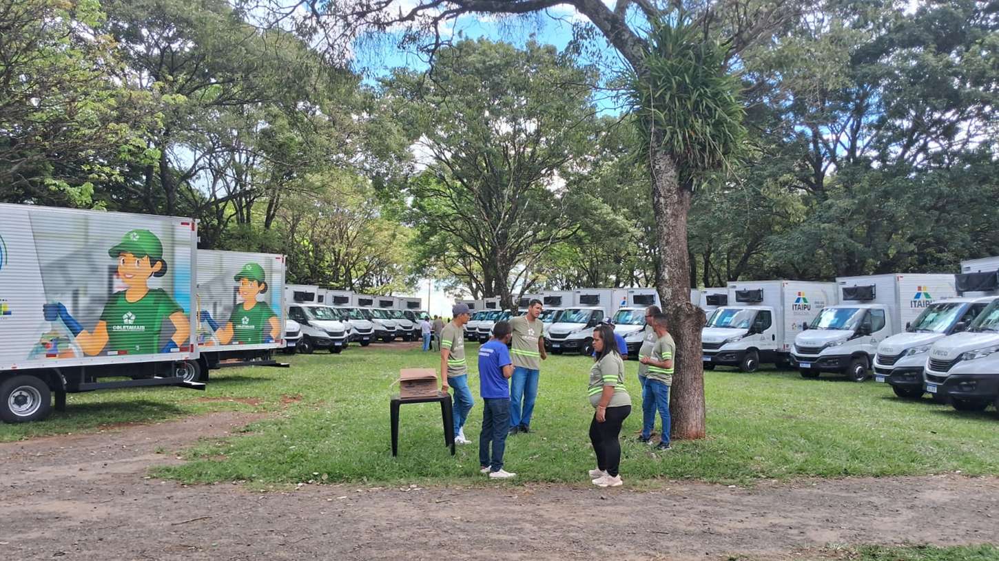 Na sexta-feira (24) aconteceu a entrega oficial de mais 29 caminhões do programa Coleta Mais. 