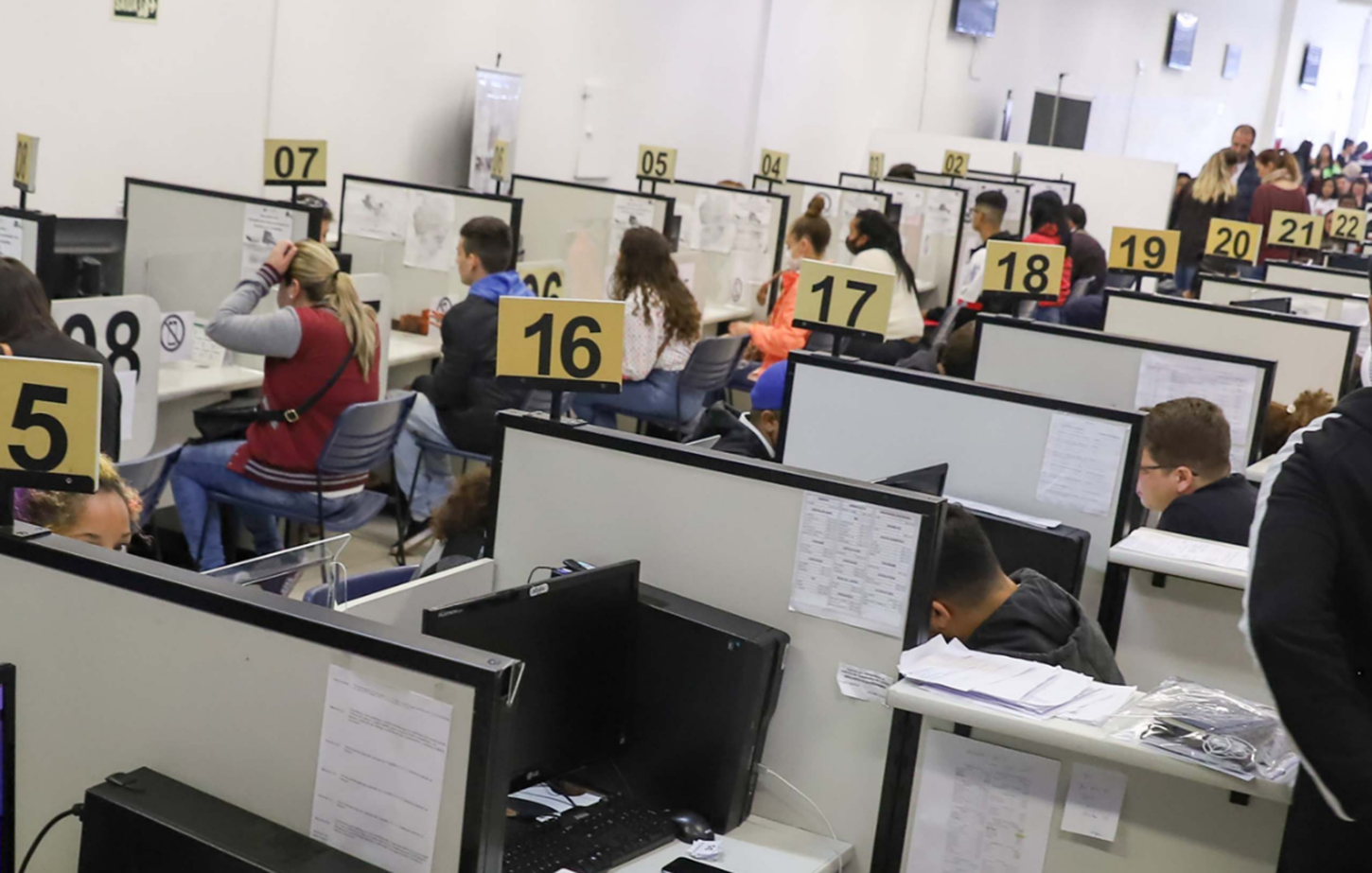 Frio no clima, mercado aquecido: Paraná tem milhares de vagas de emprego abertas