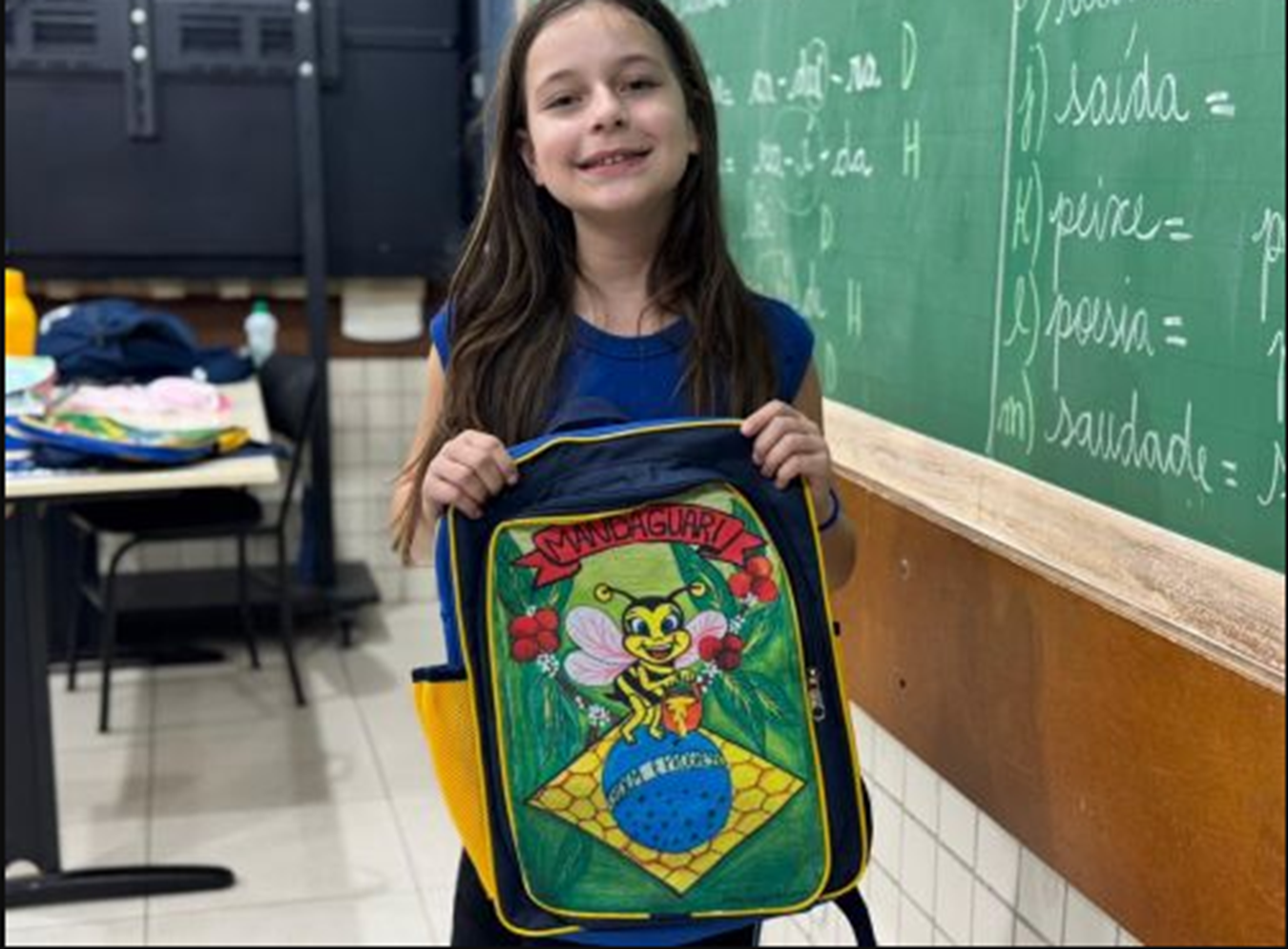 Prefeitura de Mandaguari realiza entrega de mochilas escolares para alunos da rede municipal