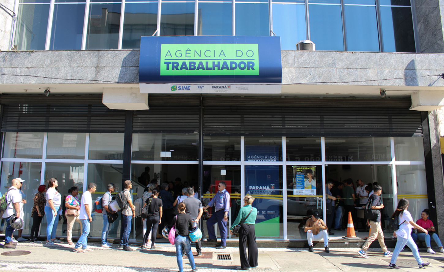  Carteira assinada- Paraná abre a semana com milhares de vagas de trabalho