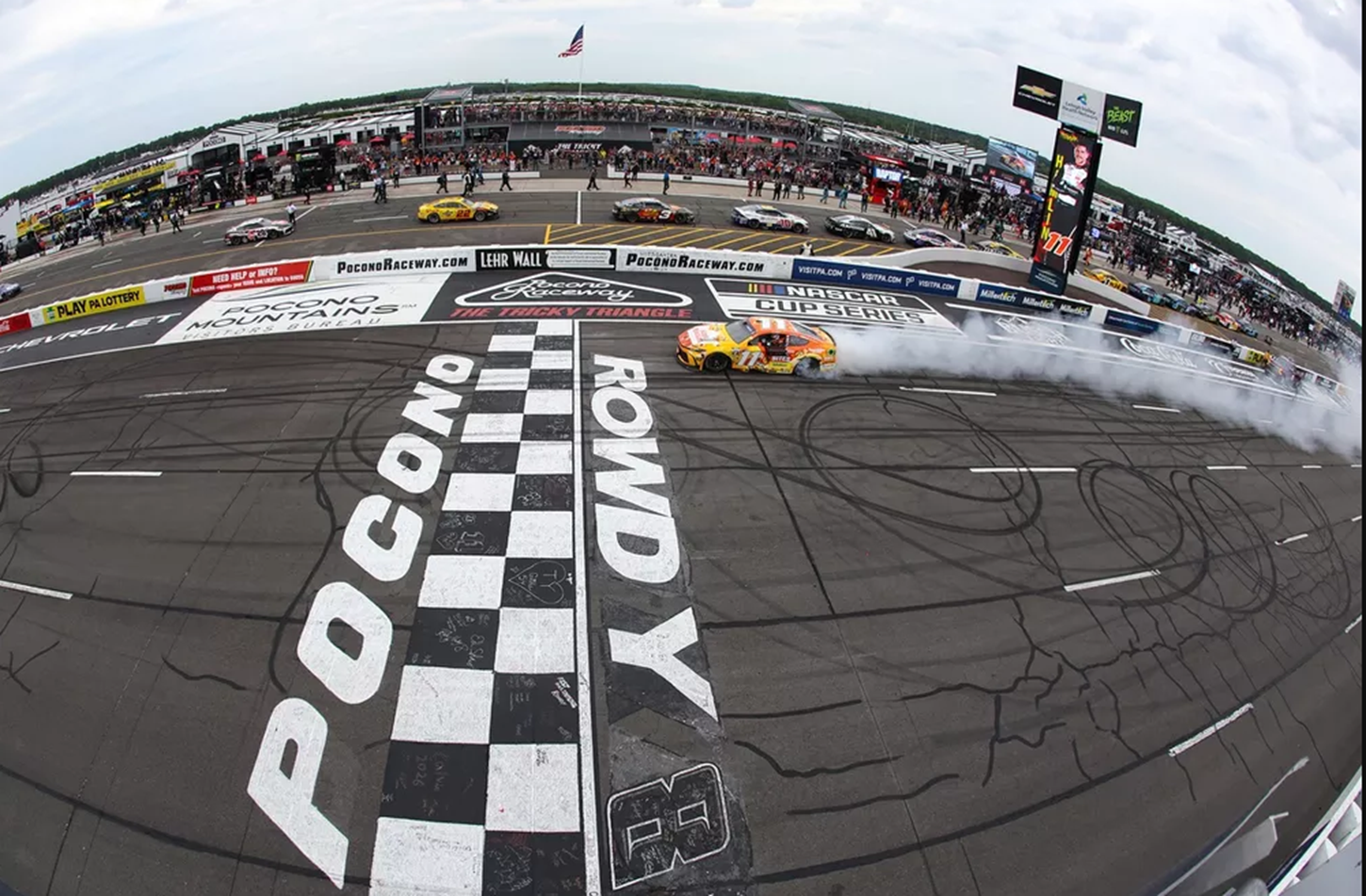 Em Pocono, Hamilin vence a terceira corrida consecutiva na Nascar Cup