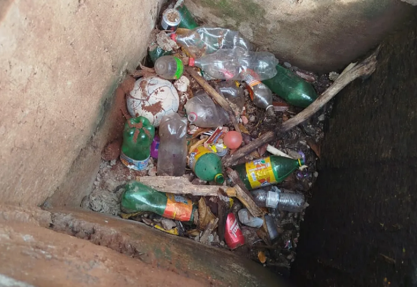Lixo em sistema de drenagem aumenta riscos de alagamento