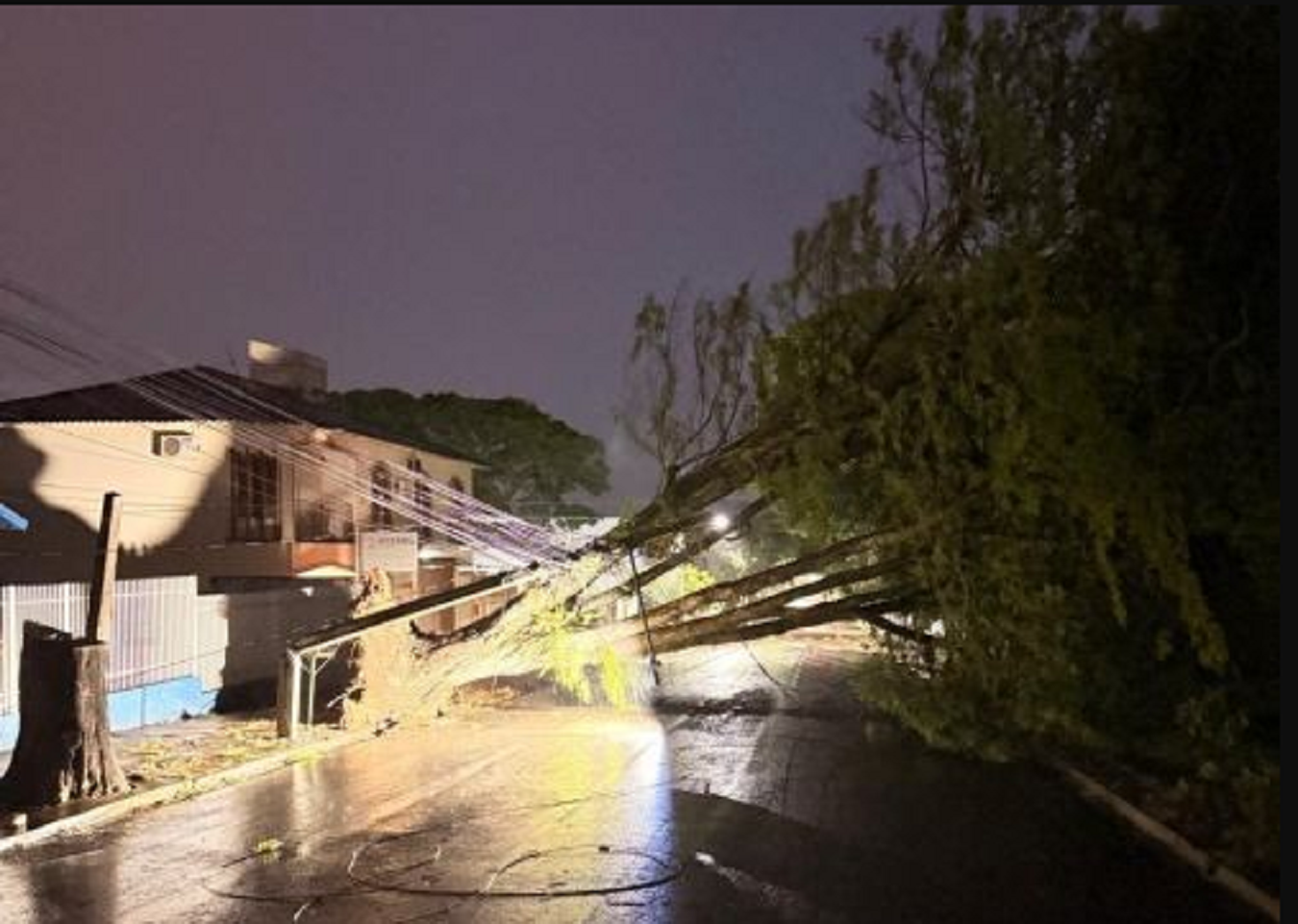 Prefeitura de Marialva, atua durante a noite no atendimento às ocorrências provocadas pelo temporal  