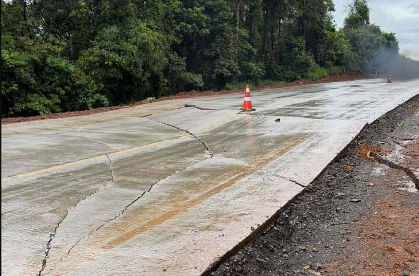 DER/PR alerta para interdição e sistema pare e siga na PR-460 após chuvas