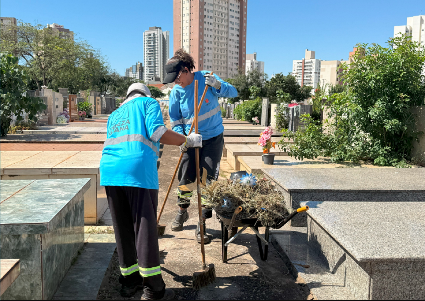 Prefeitura intensifica serviços de limpeza e manutenção no Cemitério Municipal para o Dia de Finados
