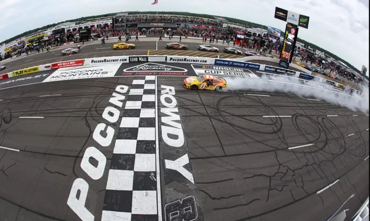 Em Pocono, Hamilin vence a terceira corrida consecutiva na Nascar Cup