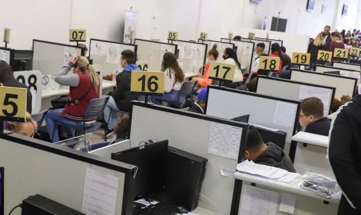 Frio no clima, mercado aquecido: Paraná tem milhares de vagas de emprego abertas