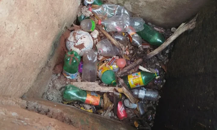 Lixo em sistema de drenagem aumenta riscos de alagamento
