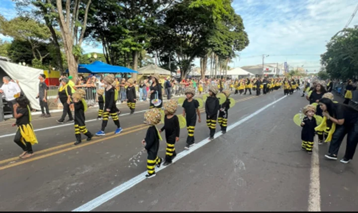 Mandaguari realiza desfile em comemoração aos 89 anos do município neste domingo (3)