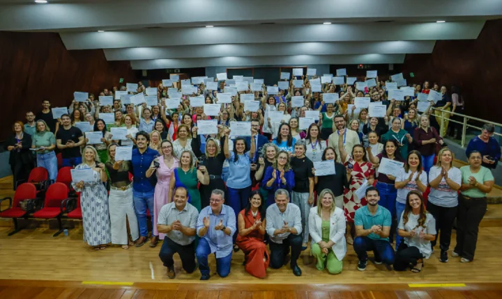 Maringá homenageia profissionais e escolas após município alcançar 7,4 no Ideb