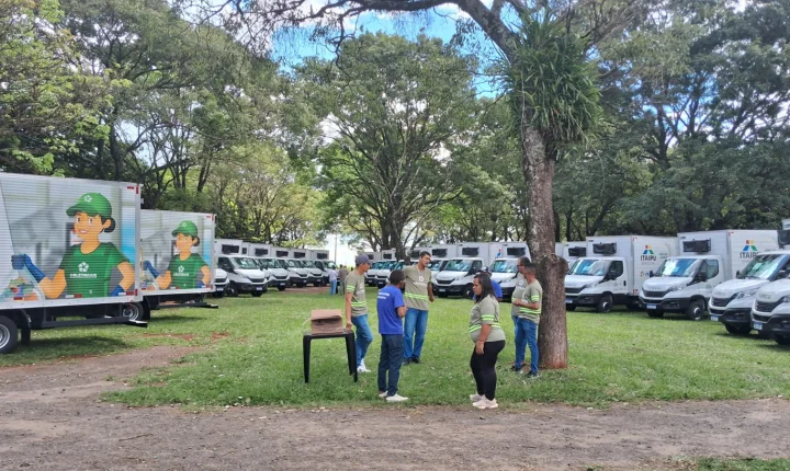 Na sexta-feira (24) aconteceu a entrega oficial de mais 29 caminhões do programa Coleta Mais. 