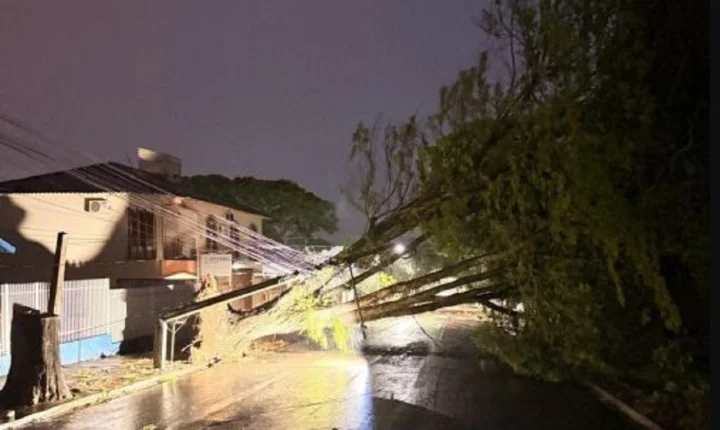Prefeitura de Marialva, atua durante a noite no atendimento às ocorrências provocadas pelo temporal  