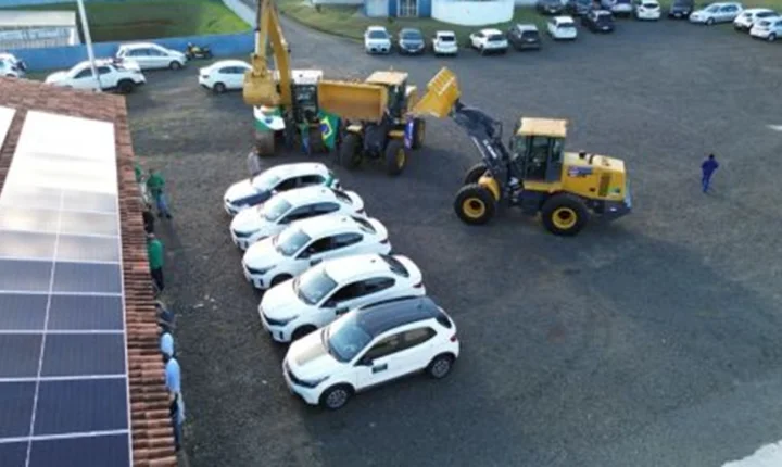 Prefeitura de Marialva recebe novos maquinários e veículos 