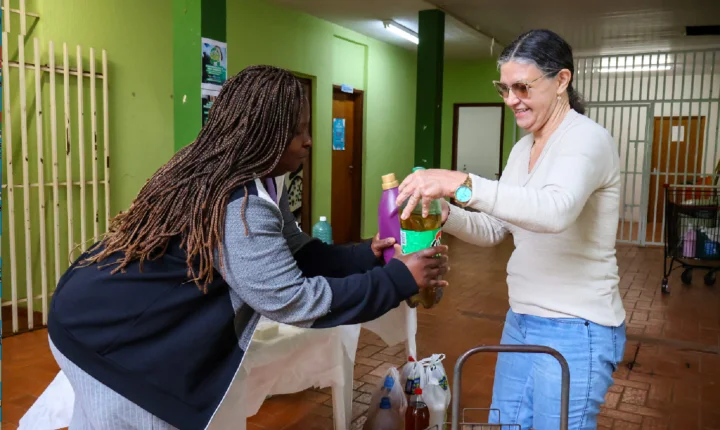Recicla CSU: moradores trocam óleo de cozinha usado por produtos de limpeza em ação no Centro Social Urbano